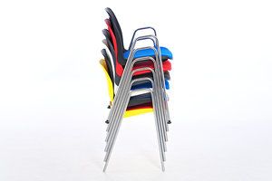 Als Stapelstuhl lässt sich der Mila AL SP für die Veranstaltungsbestuhlung nutzen